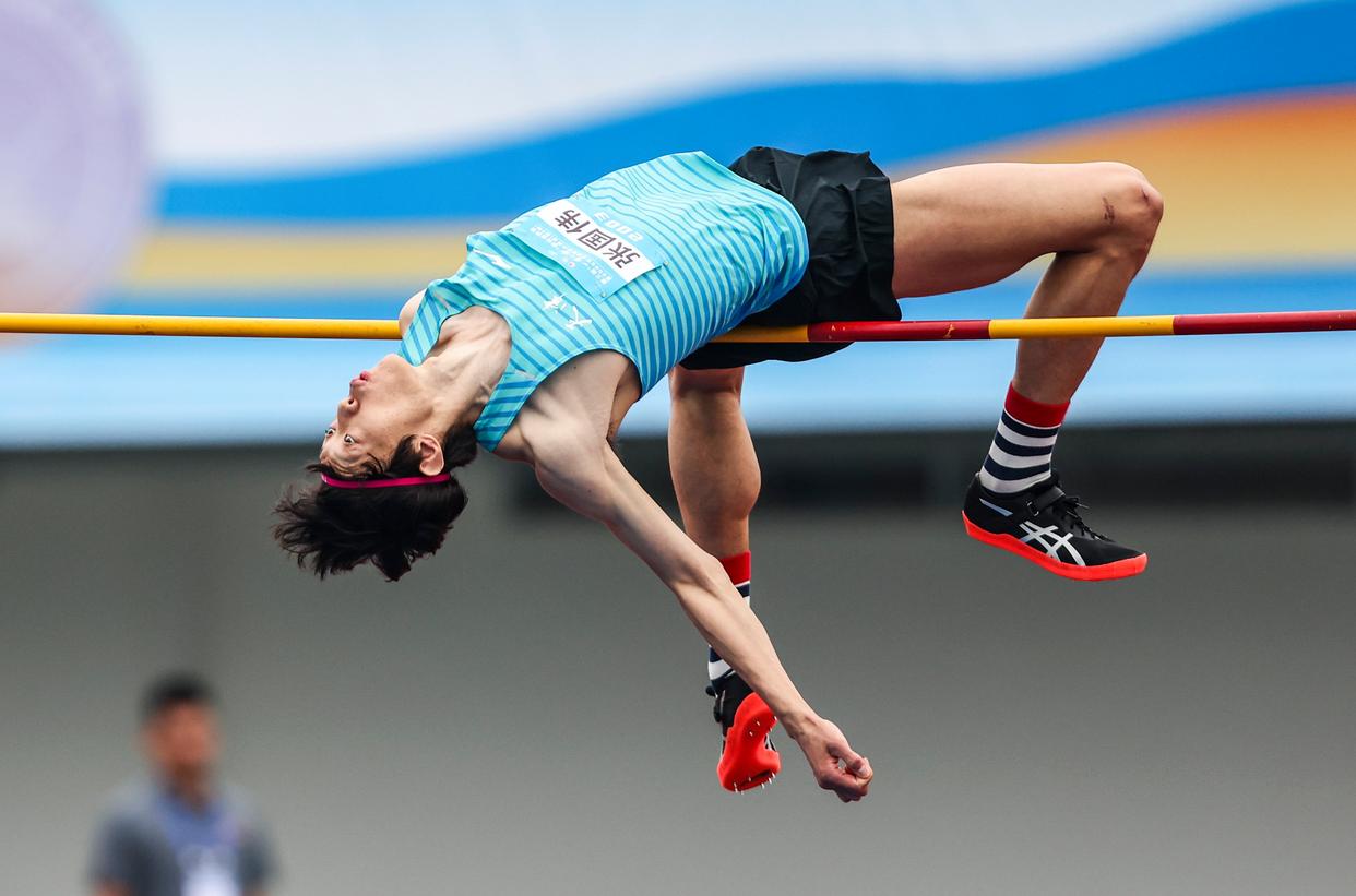 田径男子跳高决赛古巴选手夺得冠军 田径男子跳高决赛古巴选手夺得冠军