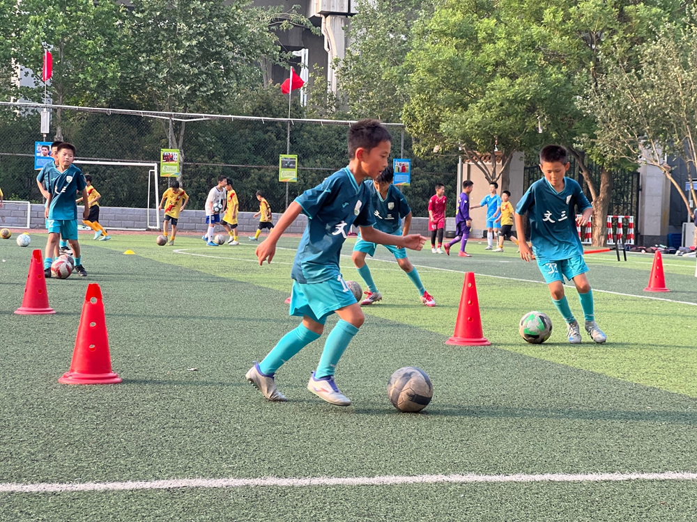 足球运动员们的顶尖竞技水平令人惊艳 足球运动员们的顶尖竞技水平令人惊艳