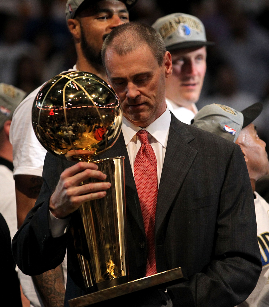 小牛队在场上斗志昂扬,喜迎胜利的简单介绍 小牛队在场上斗志昂扬,喜迎胜利的简单介绍