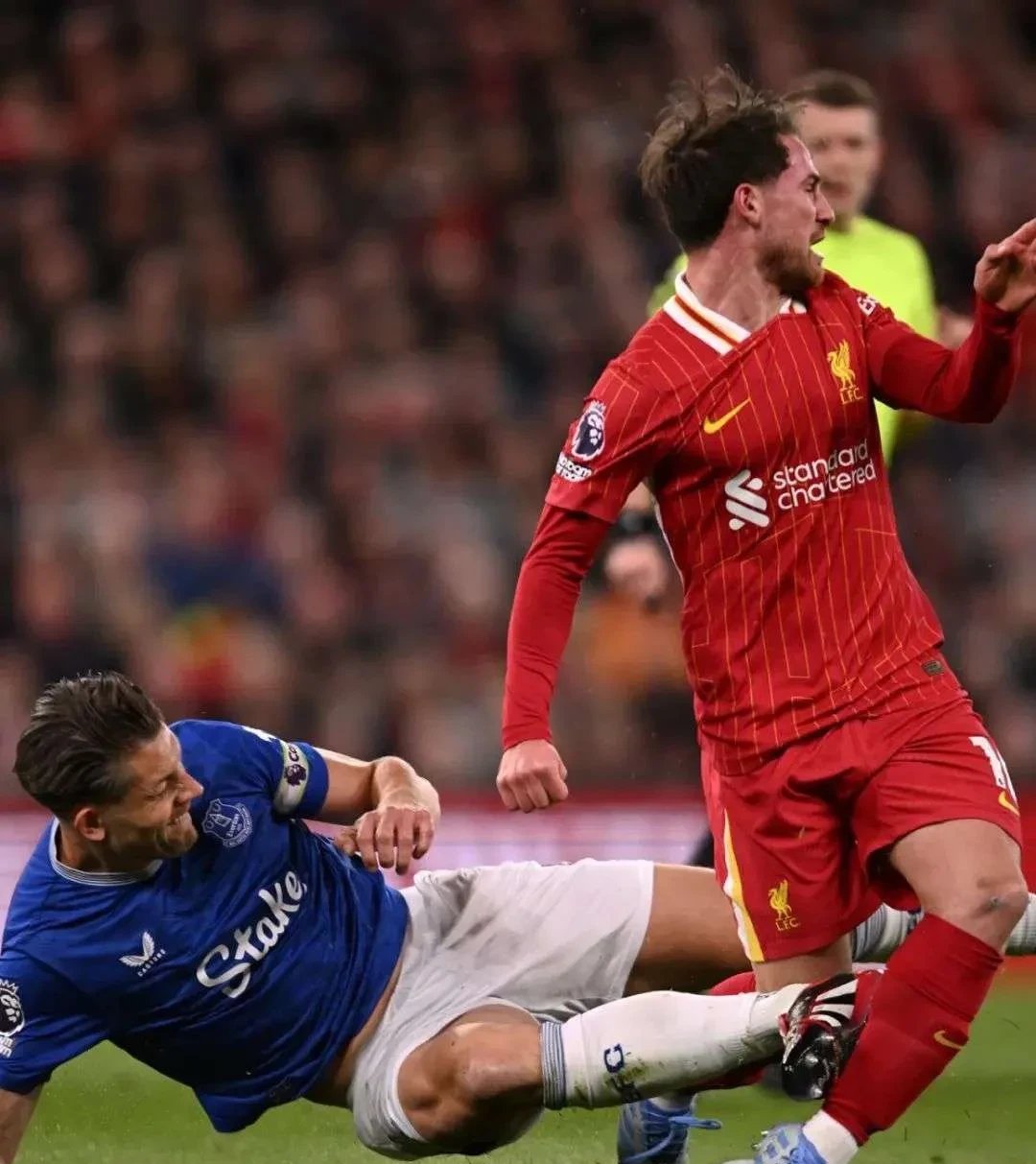 包含埃弗顿主场获胜，英超卫冕冠军劲旅底气十足的词条