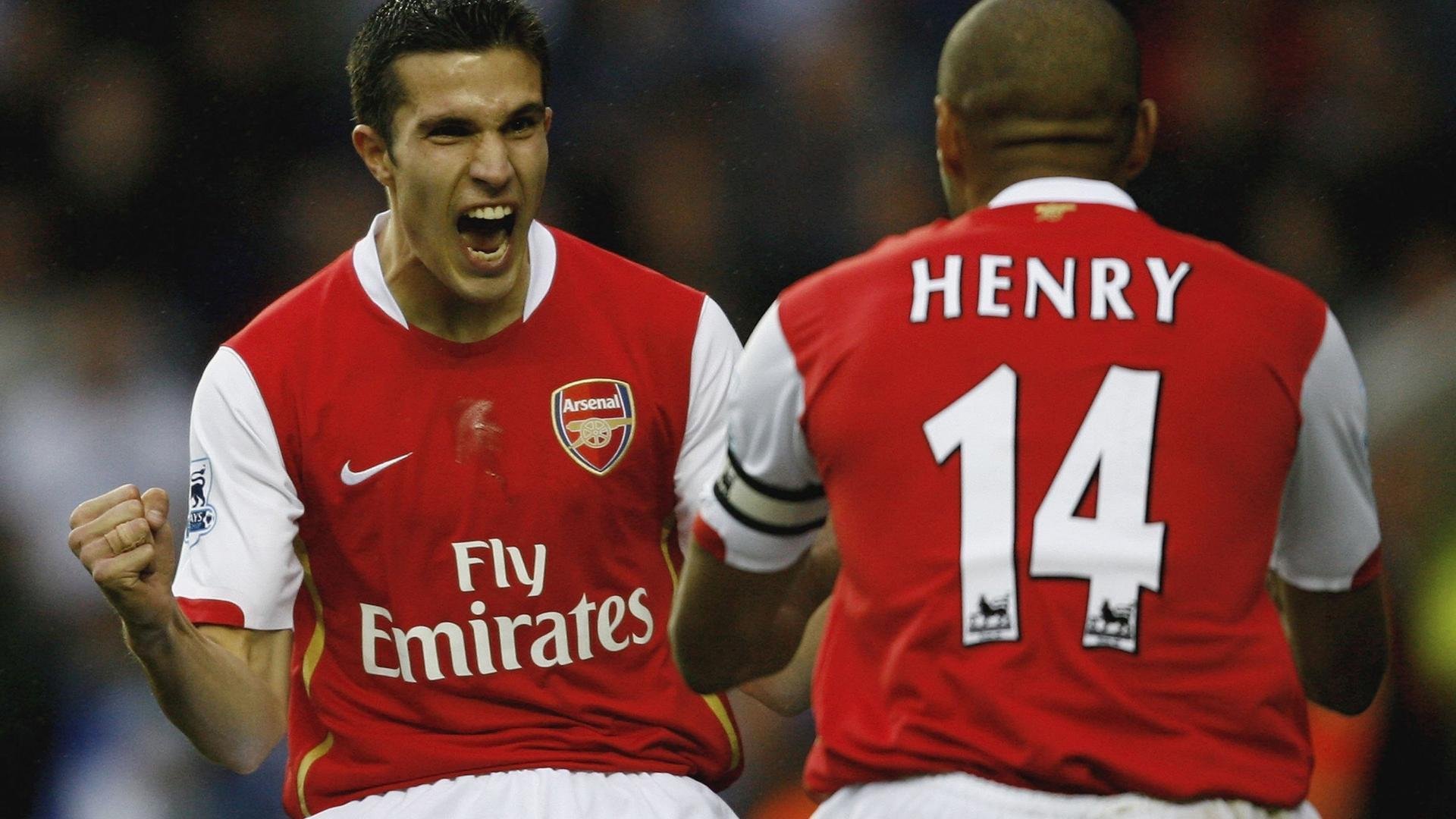 绿茵烽火连篮坛，英超争冠焦点战的跨时空投射